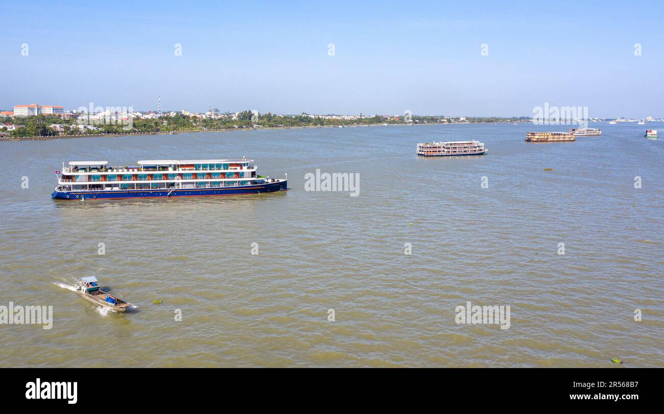 La nave da crociera di lusso RV Indochine II 2, crociere francesi CroisiEurope, sul fiume Mekong tra Cambogia (lago Tonle SAP) e Vietnam (ho Chi Minh) Foto Stock