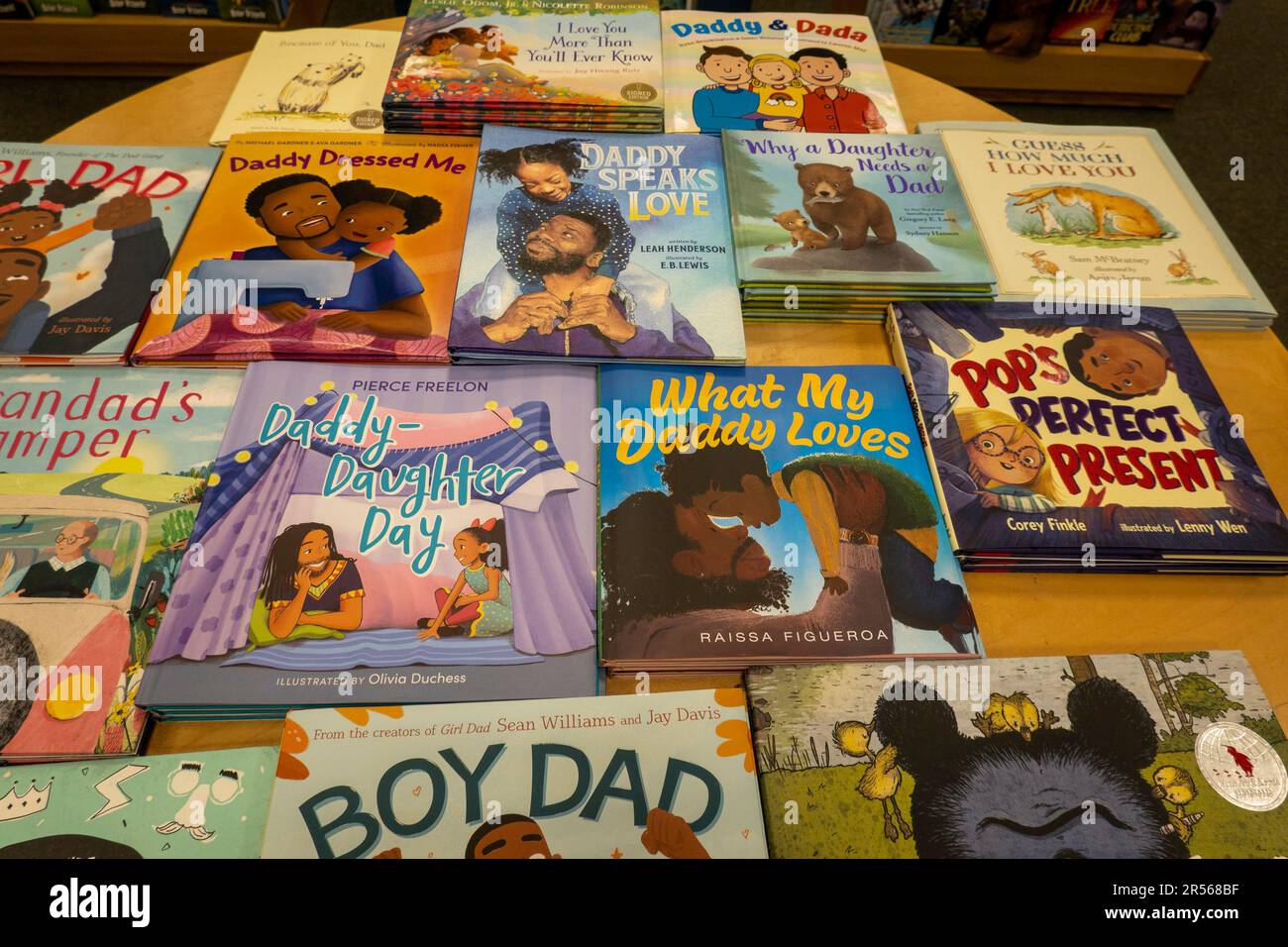 Barnes & Noble Booksellers sulla Fifth Avenue a New York City ha una vasta selezione di libri e riviste, USA 2023 Foto Stock