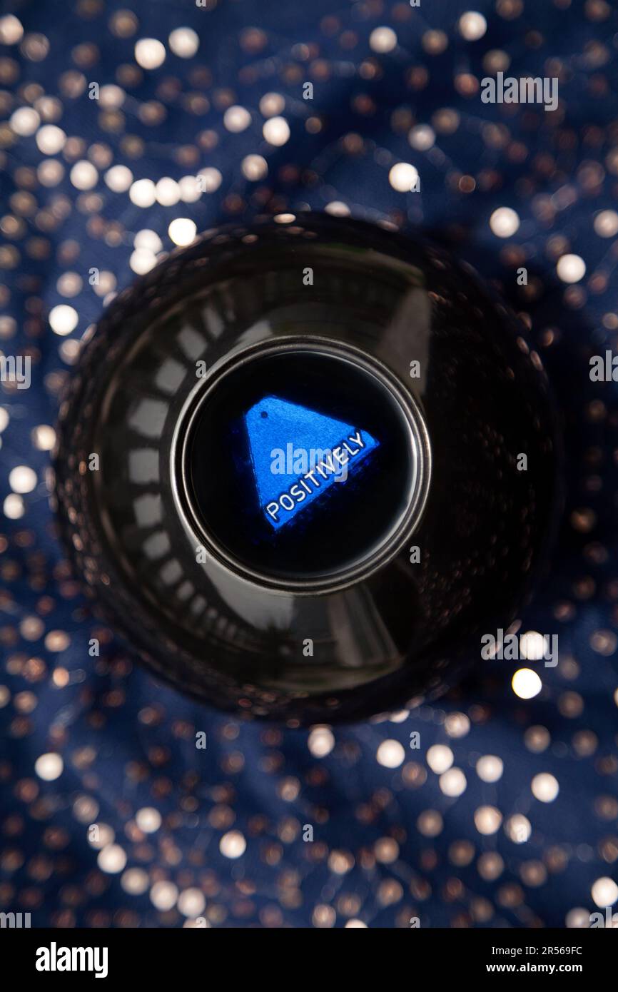 Magic ball gioco per prevedere il futuro dice positivamente a una domanda. Fortuna che dice giocattolo dando una risposta positiva Foto Stock