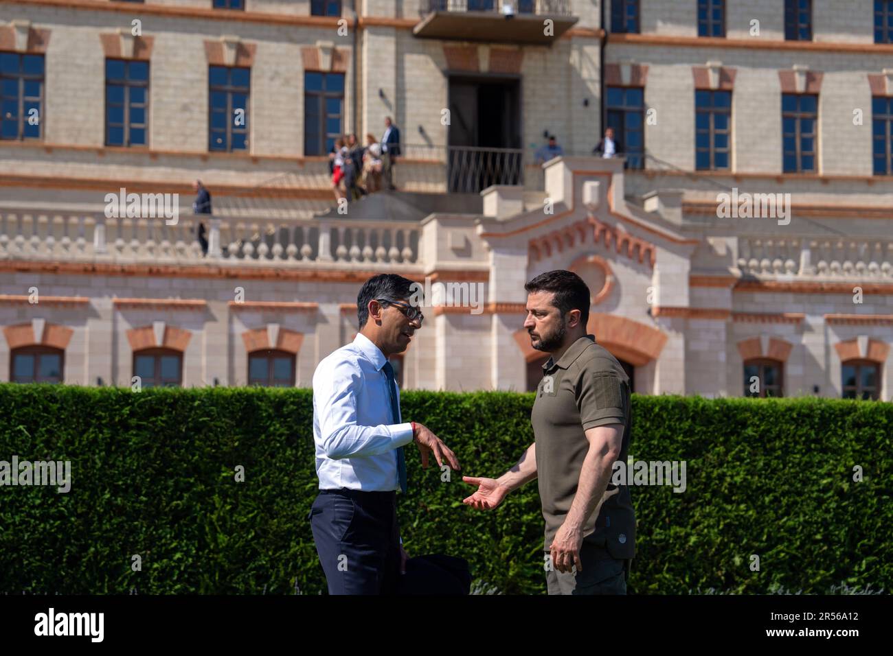 Il Presidente dell'Ucraina, Volodymyr Zelensky (a destra), parla con il primo Ministro Rishi Sunak in vista di un incontro bilaterale durante il vertice della Comunità politica europea (EPC) al castello di Mimi a Bulboaca, vicino a Chisinau, Moldova. Il vertice semestrale è stato creato lo scorso anno dopo l'invasione russa dell'Ucraina, con l'obiettivo di riunire una più ampia serie di leader europei al di là dei 27 membri dell'Unione europea. Data immagine: Giovedì 1 giugno 2023. Foto Stock