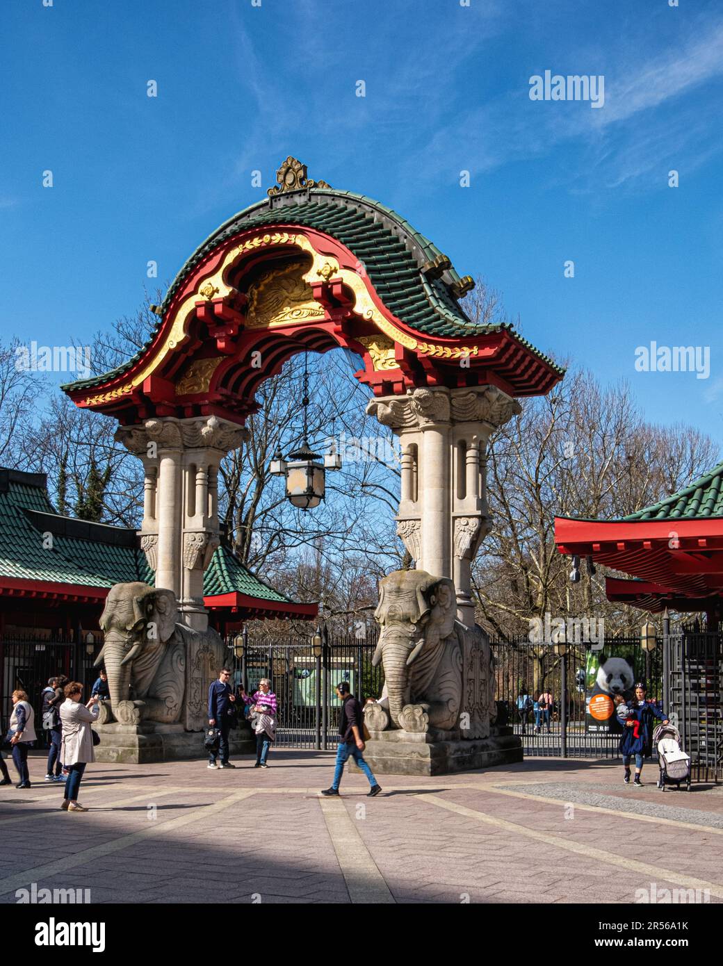 Ingresso allo zoo Elephant Gate, dettagli scultorei dorati sul tetto della Pagoda e piastrelle smaltate verdi, Budapester strasse, Tiergarten, Mitte, Berlino Foto Stock