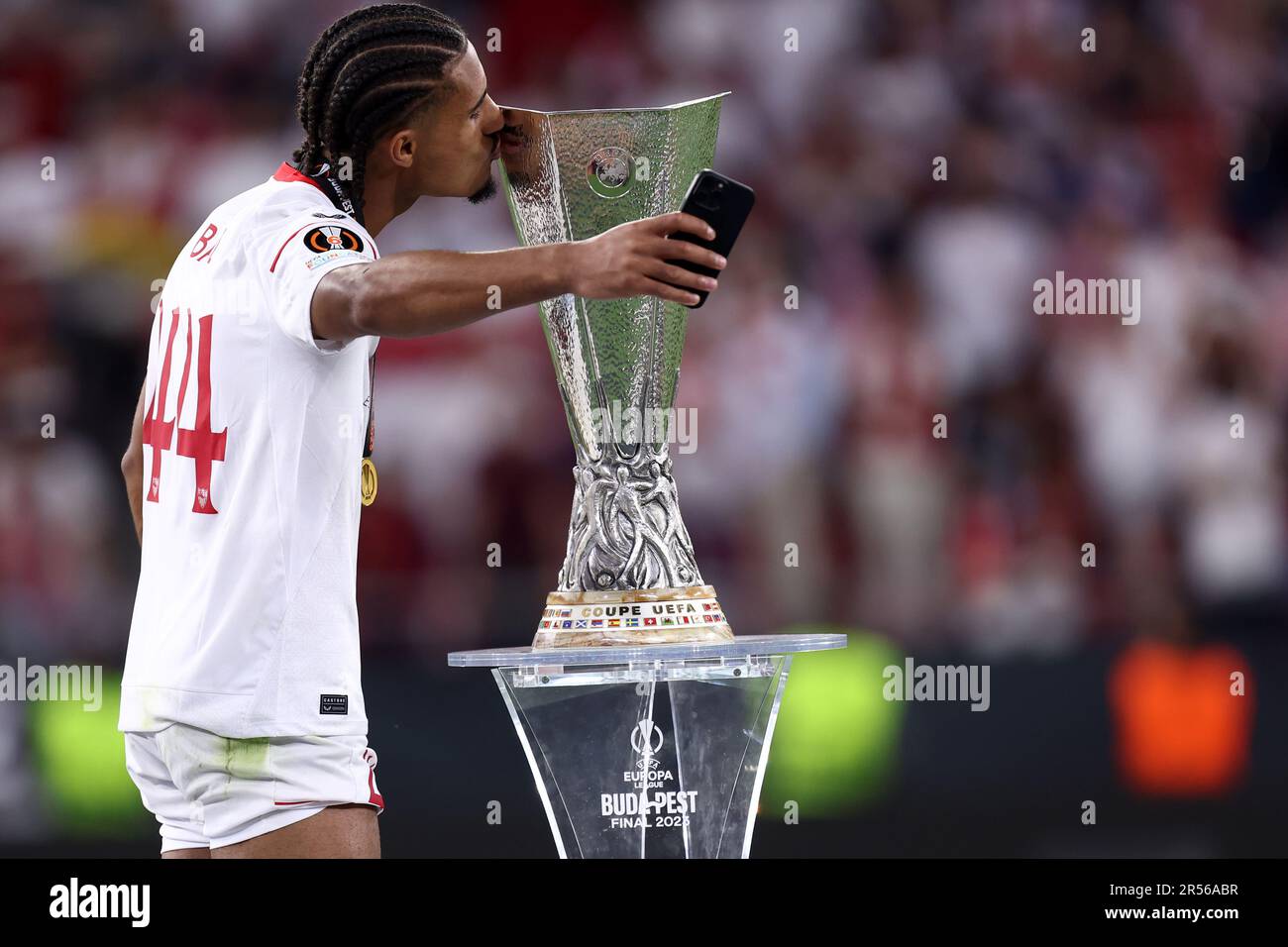 Budapest, Ungheria. 31st maggio, 2023. Loic Bade of Sevilla FC festeggia dopo aver vinto la partita finale della UEFA Europa League tra il Sevilla FC e come Roma alla Puskas Arena il 31 2023 maggio a Budapest, Ungheria . Credit: Marco Canoniero/Alamy Live News Foto Stock