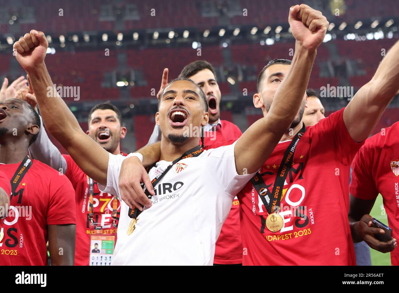 Budapest, Ungheria. 31st maggio, 2023. Loic Bade of Sevilla FC festeggia dopo aver vinto la partita finale della UEFA Europa League tra il Sevilla FC e come Roma alla Puskas Arena il 31 2023 maggio a Budapest, Ungheria . Credit: Marco Canoniero/Alamy Live News Foto Stock