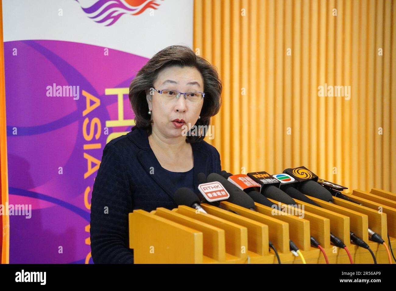 Ingrid Yeung si rivolge ai media e ai giornalisti. Il Segretario della funzione pubblica, Ingrid Yeung, incontra i media e la stampa presso gli uffici centrali del governo di Hong Kong. Parla e rilascia maggiori dettagli sul reclutamento del governo per i prossimi laureati. (Foto di Michael ho Wai Lee / SOPA Images/Sipa USA) Foto Stock