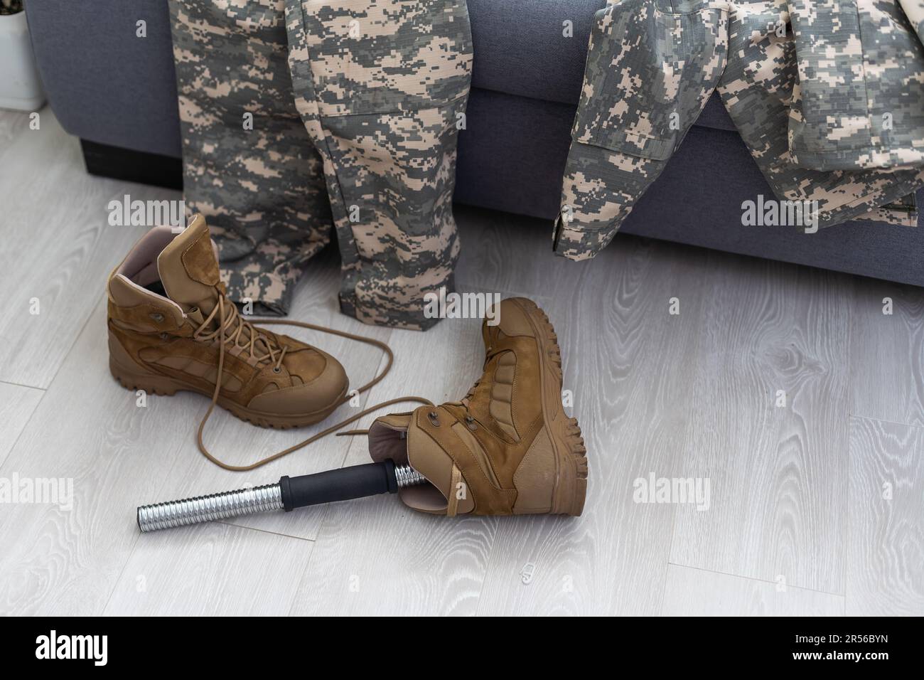 Soldato gamba protesica artificiale. Veterano di guerra Foto Stock