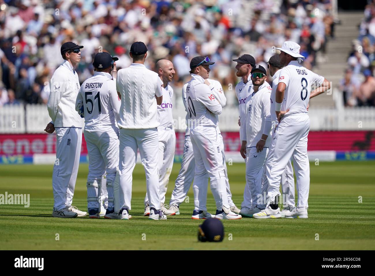 Jack Leach (al centro) dell'Inghilterra con i compagni di squadra dopo aver preso il picket del Lorcan Tucker irlandese (non illustrato) durante il giorno uno della prima partita LV= Insurance Test a Lord's, Londra. Data immagine: Giovedì 1 giugno 2023. Foto Stock