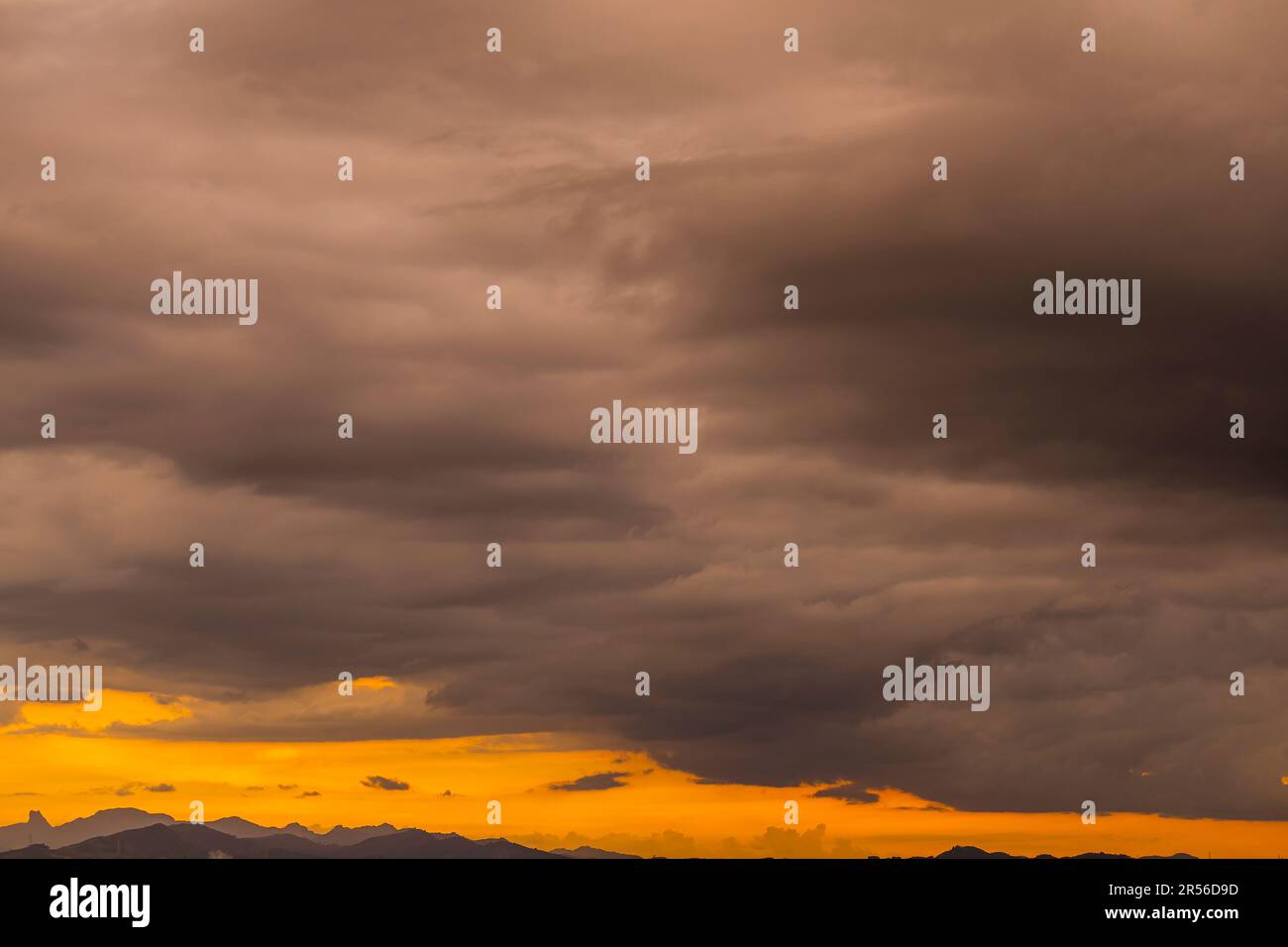 Astratto e modello di cielo nuvoloso Calming corallo, arancione, sfondo colore tendenza, modello di nuvola colorata e cielo tramonto o alba: Tramonto drammatico Foto Stock