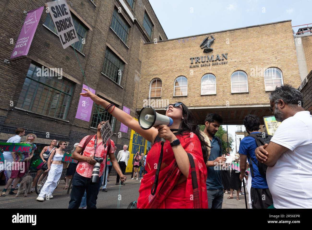 Un attivista della comunità si rivolge a un raduno di "Save Brick Lane" fuori dal complesso della fabbrica di birra Truman, protestando per i piani di costruzione di negozi e uffici sul sito. Foto Stock