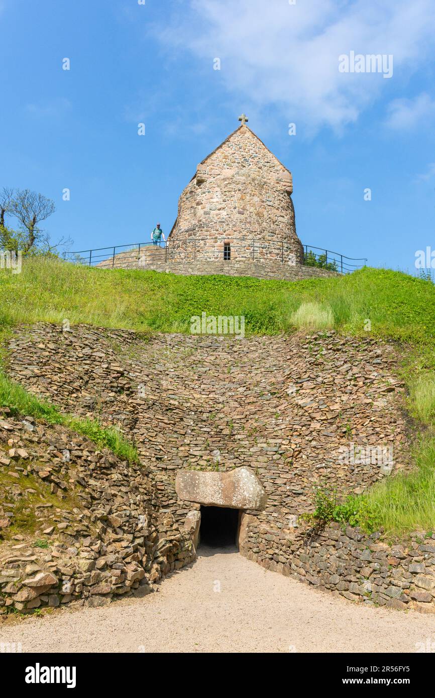 Ingresso alla tomba di passaggio neolitica al Museo la Hougue Bie, la Route de la Hougue Bie, St Saviour Parish, Jersey, Isole del canale Foto Stock
