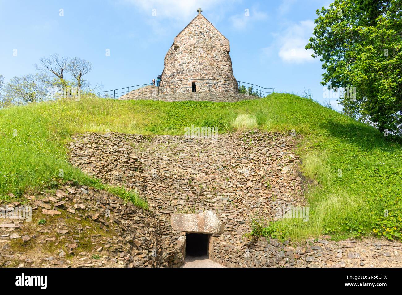 Ingresso alla tomba di passaggio neolitica al Museo la Hougue Bie, la Route de la Hougue Bie, St Saviour Parish, Jersey, Isole del canale Foto Stock