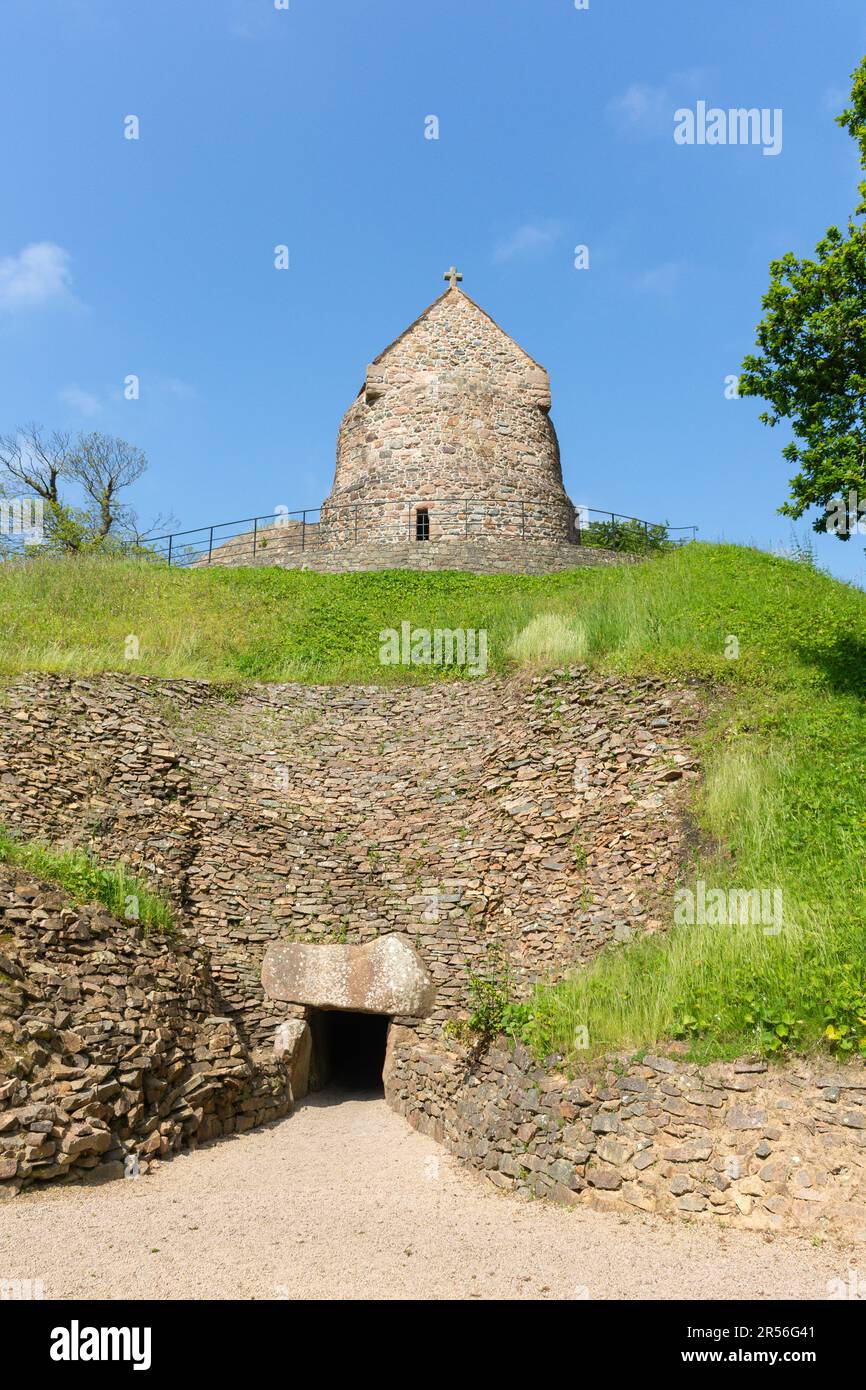 Ingresso alla tomba di passaggio neolitica al Museo la Hougue Bie, la Route de la Hougue Bie, St Saviour Parish, Jersey, Isole del canale Foto Stock