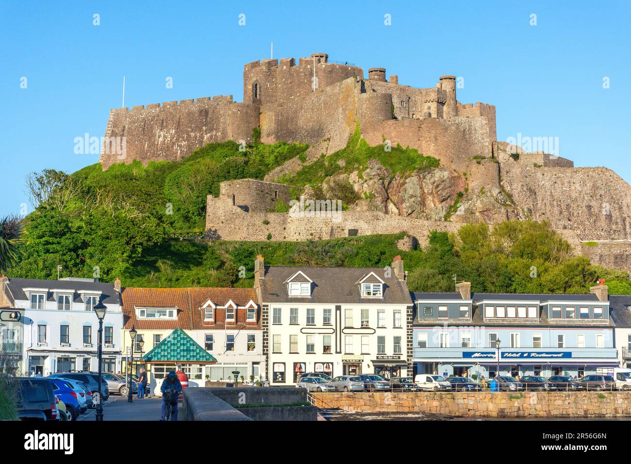 13th ° secolo Monte Orgueil Castello attraverso Gorey Harbour, Gorey, Saint Martin Parish, Jersey, Isole del canale Foto Stock