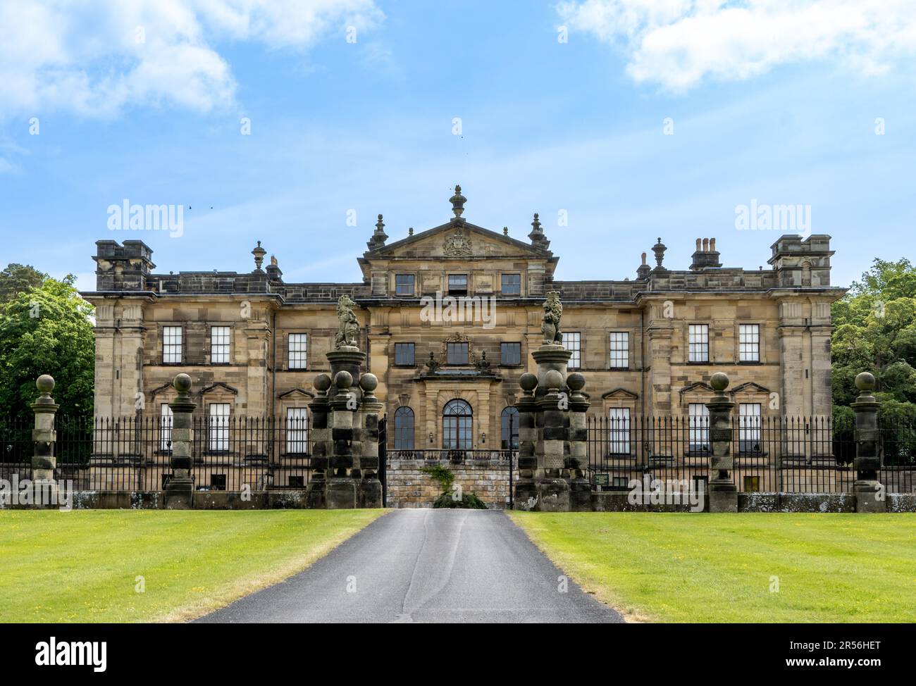 DUNCOMBE PARK, HELMSLEY, REGNO UNITO - 29 MAGGIO 2023. La facciata anteriore della Duncombe Park House e tenuta vicino Helmsley nel North Yorkshire Moors Foto Stock