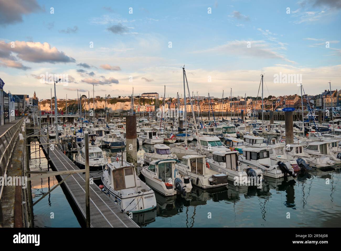 Dieppe, Normandia, Francia - 19 2022 settembre: Una vista panoramica delle barche e yacht nel porto turistico con gli edifici storici del porto sullo sfondo. Foto Stock