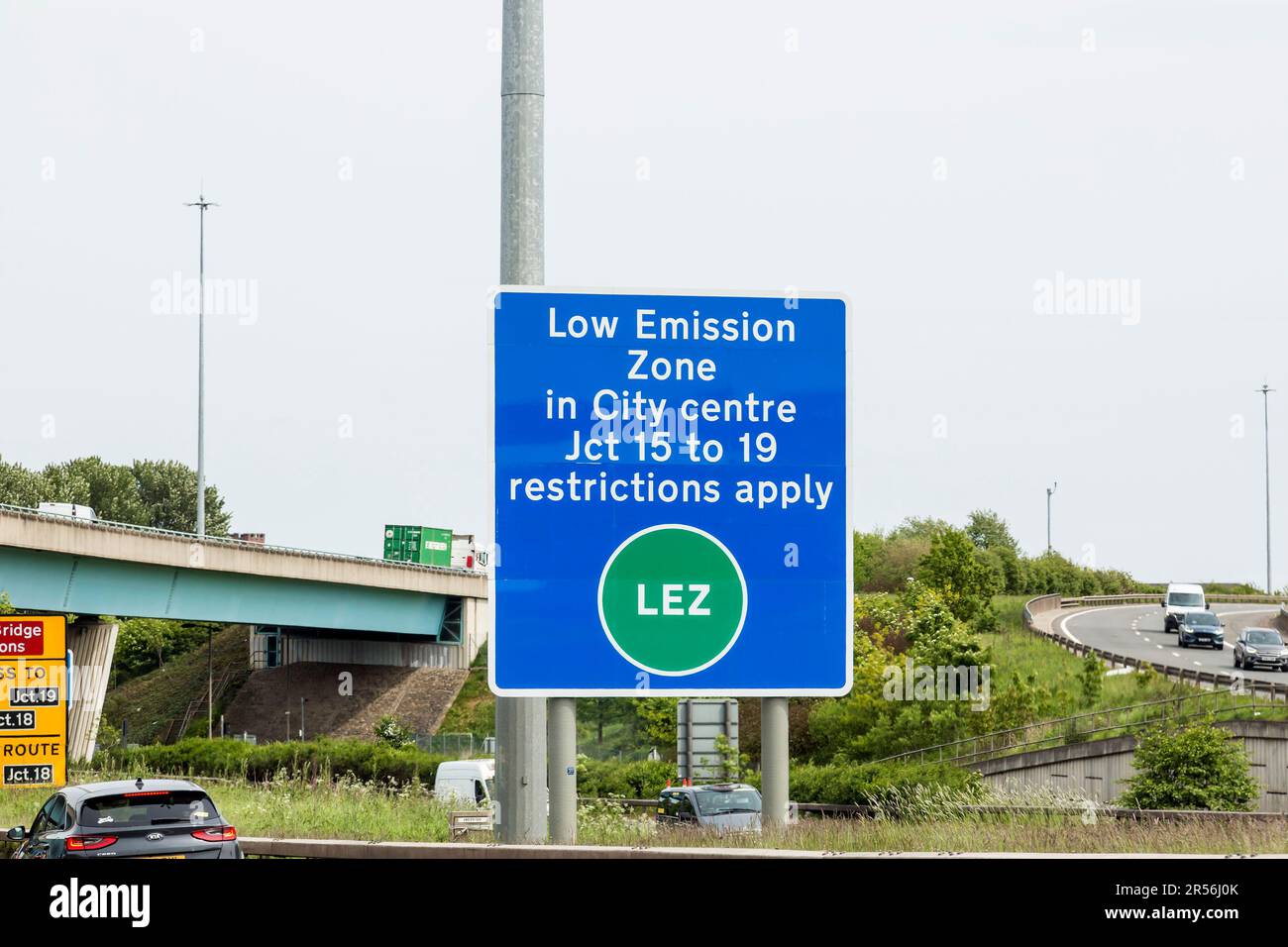 Glasgow City Centre LEZ, zona a basse emissioni, segnale di avvertimento sull'autostrada M8, Scozia, Regno Unito, Europa Foto Stock