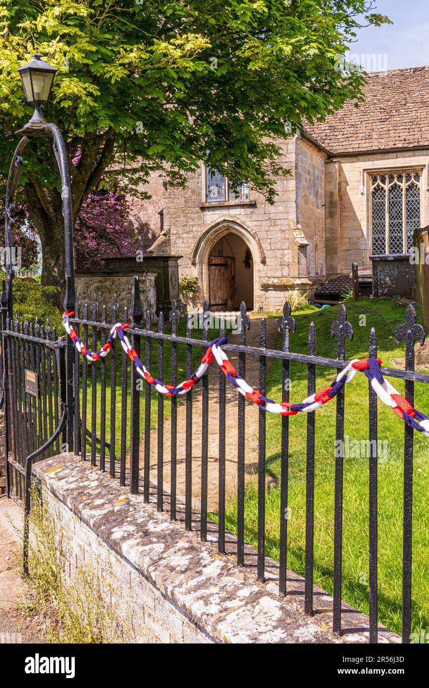 Bunting a maglia per l'incoronazione del re Carlo III, chiesa di St Marys nel villaggio di Severnside di Frampton su Severn, Gloucestershire Foto Stock Bunting a maglia per l'incoronazione del re Carlo III, chiesa di St Marys nel villaggio di Severnside di Frampton su Severn, Gloucestershire Foto Stock