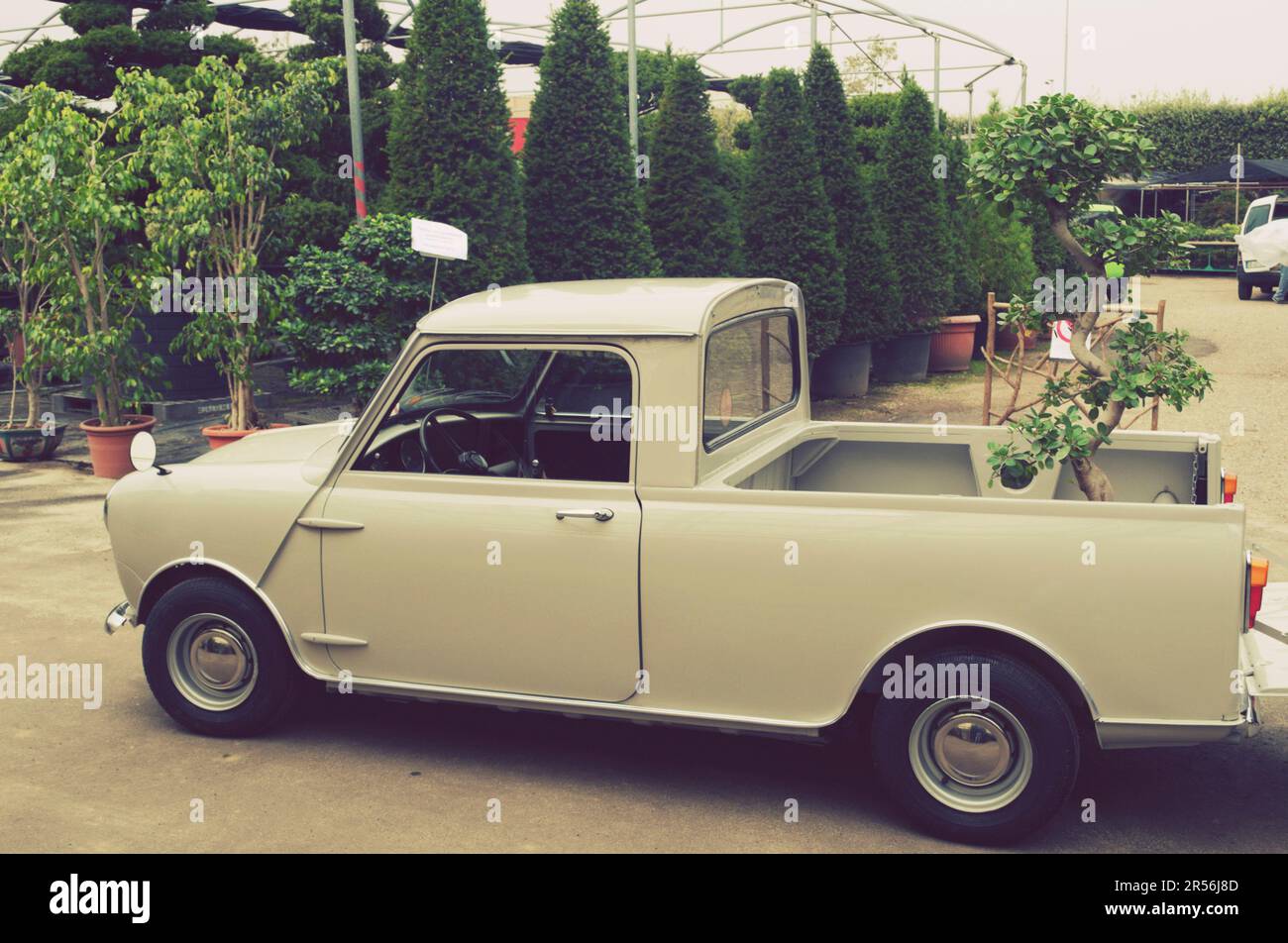 camion d'epoca parcheggiato in un centro giardino Foto Stock