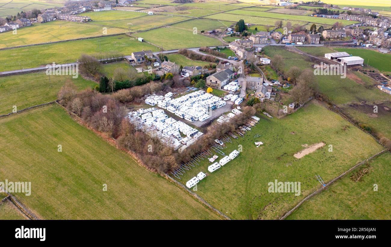 Foto aerea della bellissima città di Thornton a Bradford, nel Regno Unito, che mostra i campi degli agricoltori e un deposito di roulotte nella cornice primaverile Foto Stock
