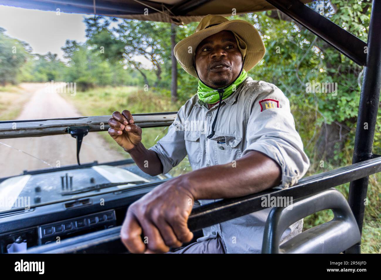 Guida Safari Tom, Kutchire Lodge sa come rintracciare nel Parco Nazionale di Liwonde. Con guida in veicolo safari attraverso il Parco Nazionale di Liwonde, Malawi Foto Stock