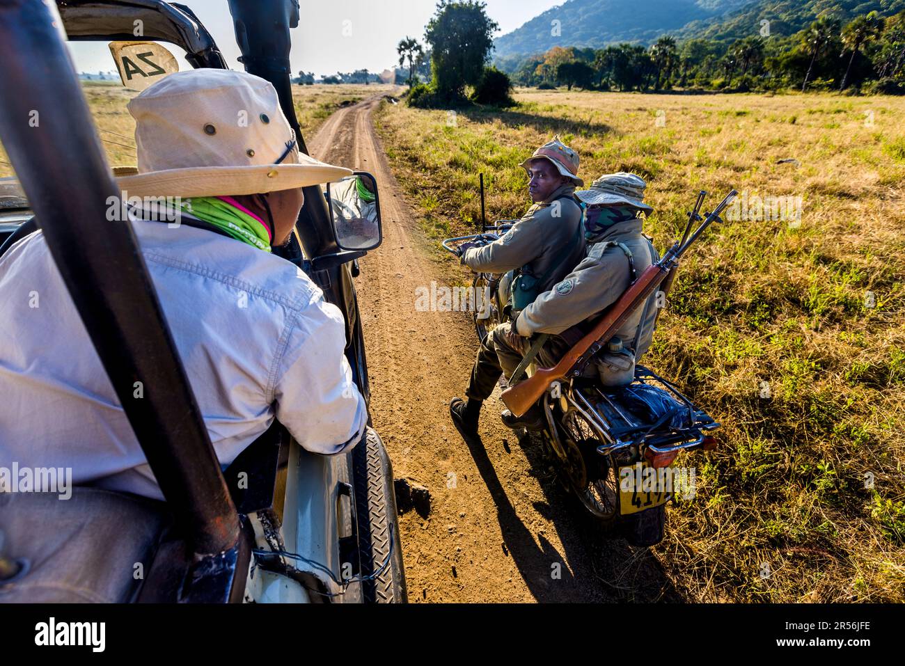 Con guida in veicolo safari attraverso il Parco Nazionale di Liwonde, Malawi. Due ranger sul bordo di un motore nel Liwonde National Park. Uno dei loro compiti è quello di dissuadere i bracconieri Foto Stock