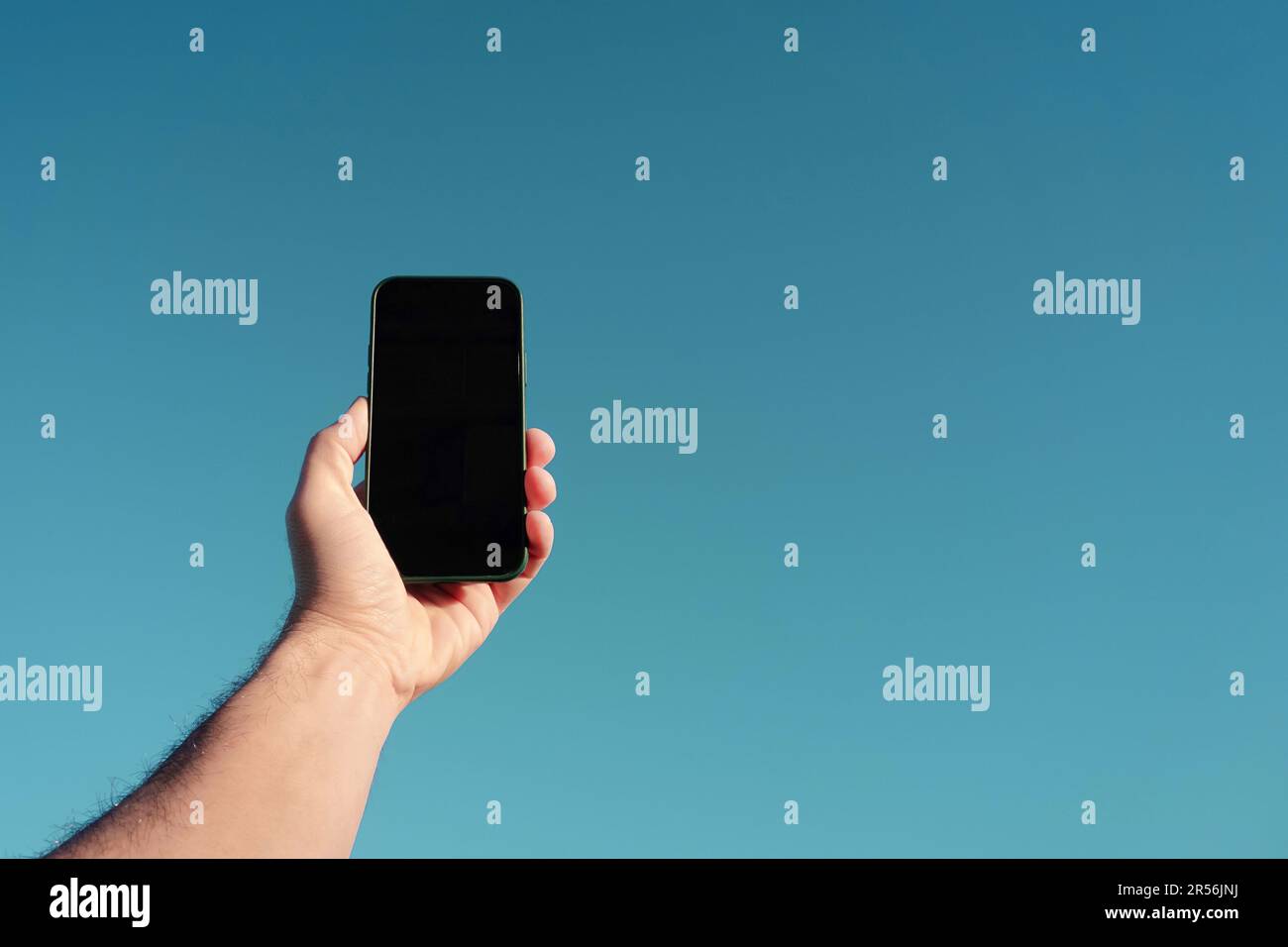 mano che tiene un telefono cellulare, dipendenza dal telefono cellulare Foto Stock