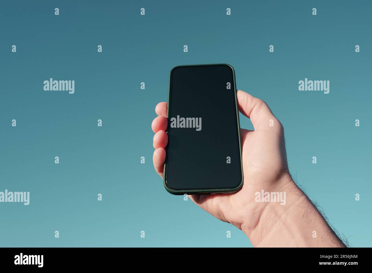 mano che tiene un telefono cellulare, dipendenza dal telefono cellulare Foto Stock