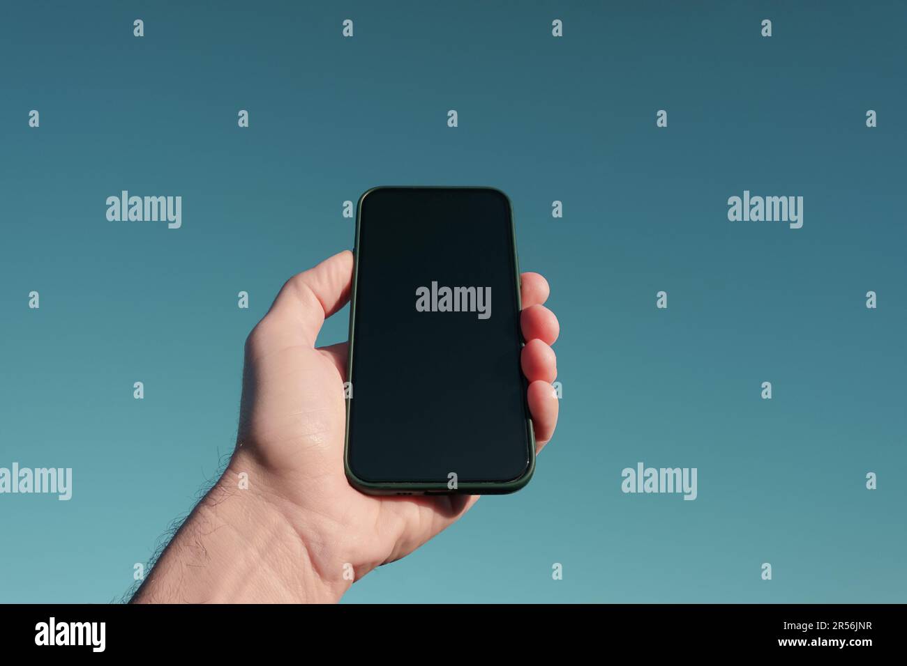 mano che tiene un telefono cellulare, dipendenza dal telefono cellulare Foto Stock