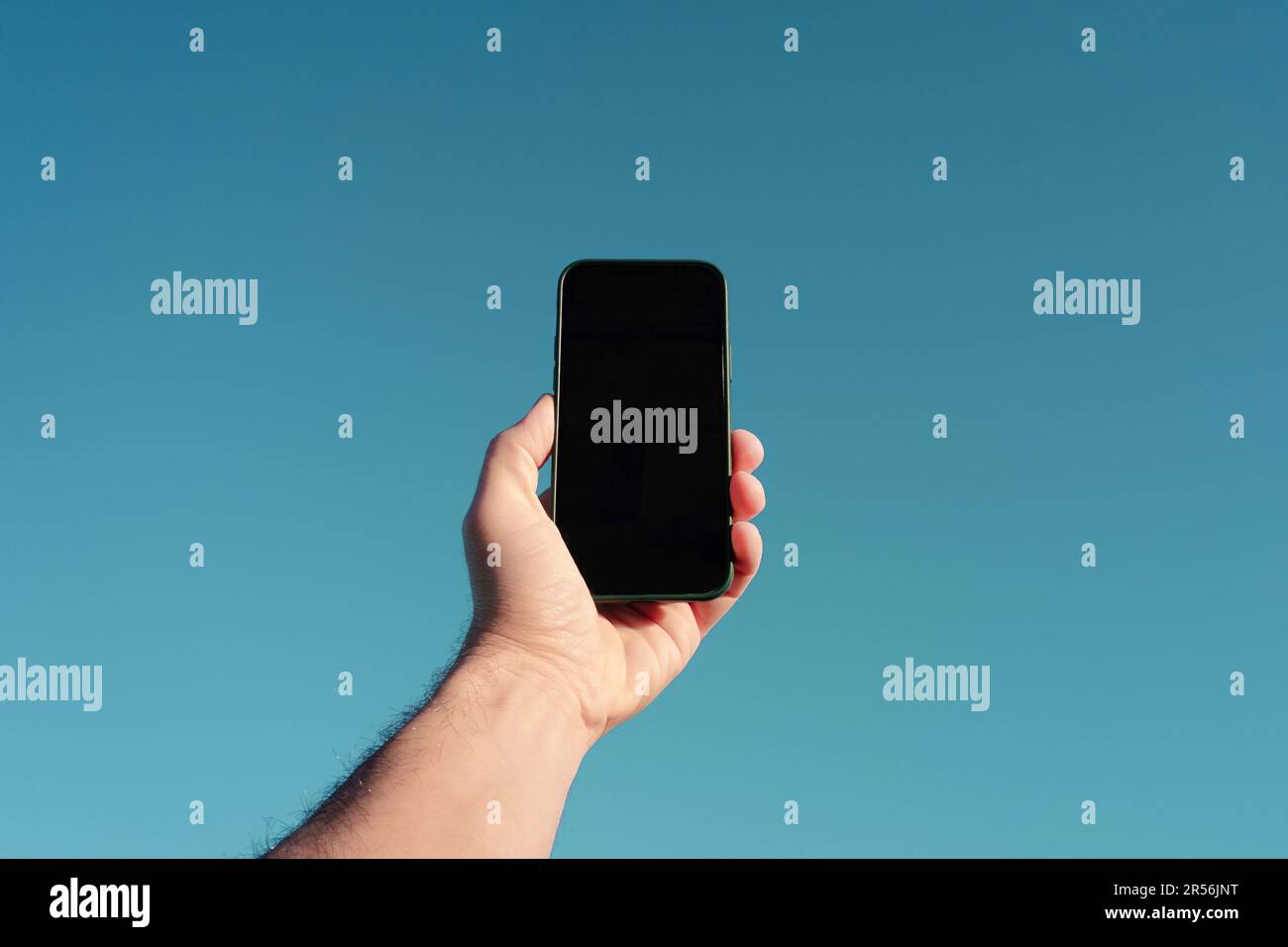 mano che tiene un telefono cellulare, dipendenza dal telefono cellulare Foto Stock