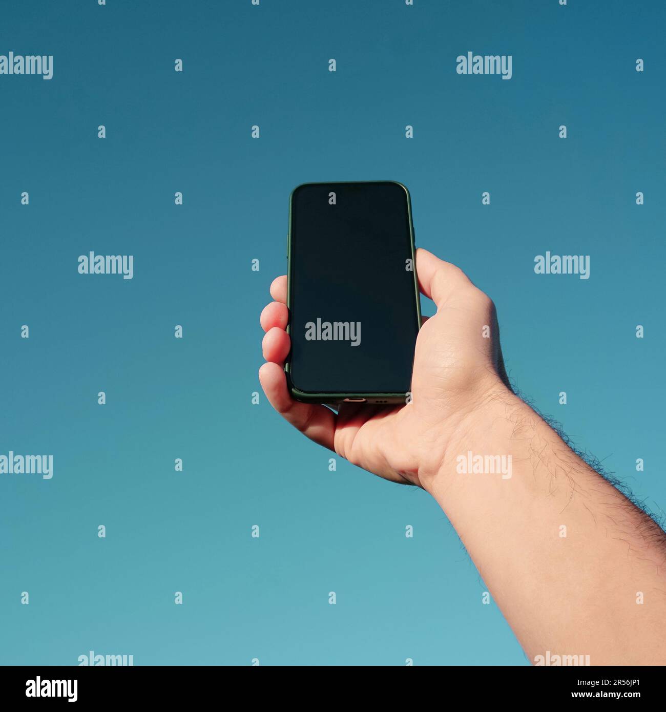 mano che tiene un telefono cellulare, dipendenza dal telefono cellulare Foto Stock