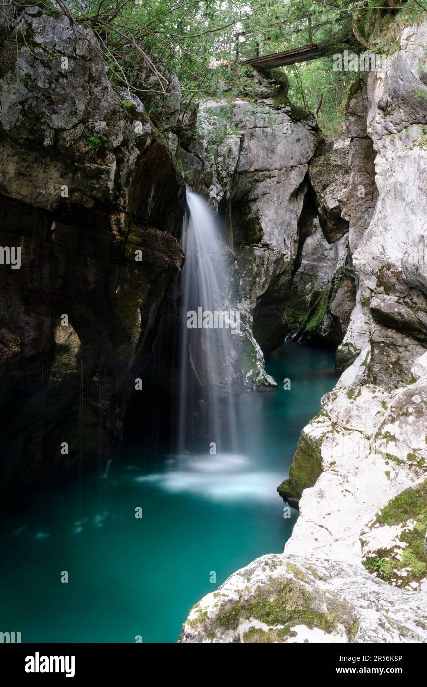 Immagine sfocata di una bella e corta cascata nella grande gola del fiume Soca in Slovenia, Europa. Foto Stock