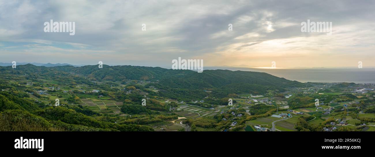 Vista panoramica aerea di fattorie e campi nel verde paesaggio costiero Foto Stock