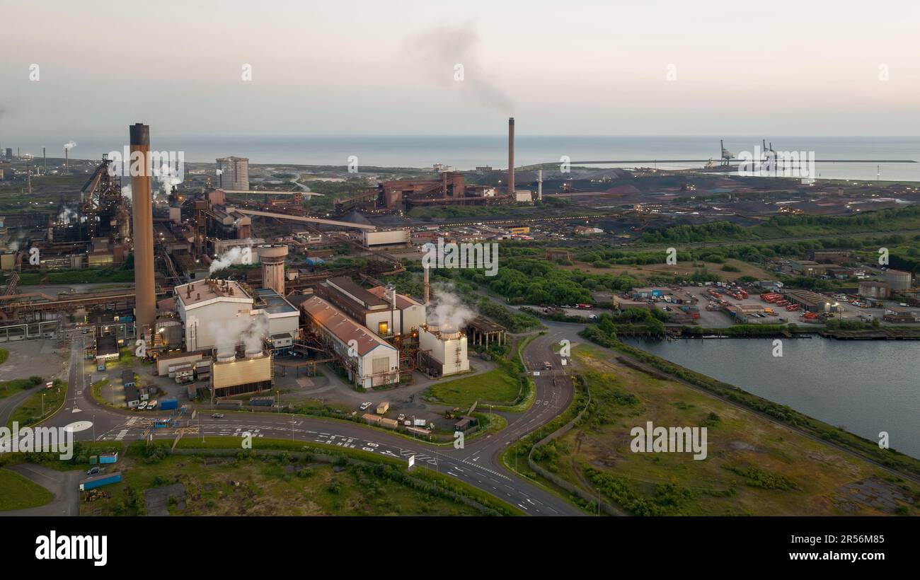 Editoriale Port Talbot, Regno Unito - 24 maggio 2023: Vapore e fumo dallo stabilimento di Tata Steel di Port Talbot, Galles del Sud, Regno Unito Foto Stock