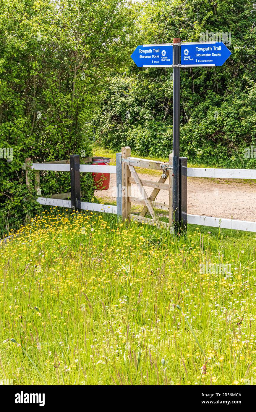 L'alzaia Trail accanto al canale di Gloucester e Sharpness al villaggio Severnside di Frampton su Severn, Gloucestershire, Inghilterra UK Foto Stock