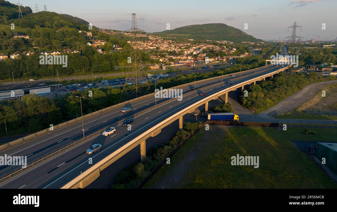 Editoriale Port Talbot, Regno Unito - 24 maggio 2023: Il tratto sopraelevato dell'autostrada M4 attraverso la città di Port Talbot nel Galles del Sud, Regno Unito Foto Stock