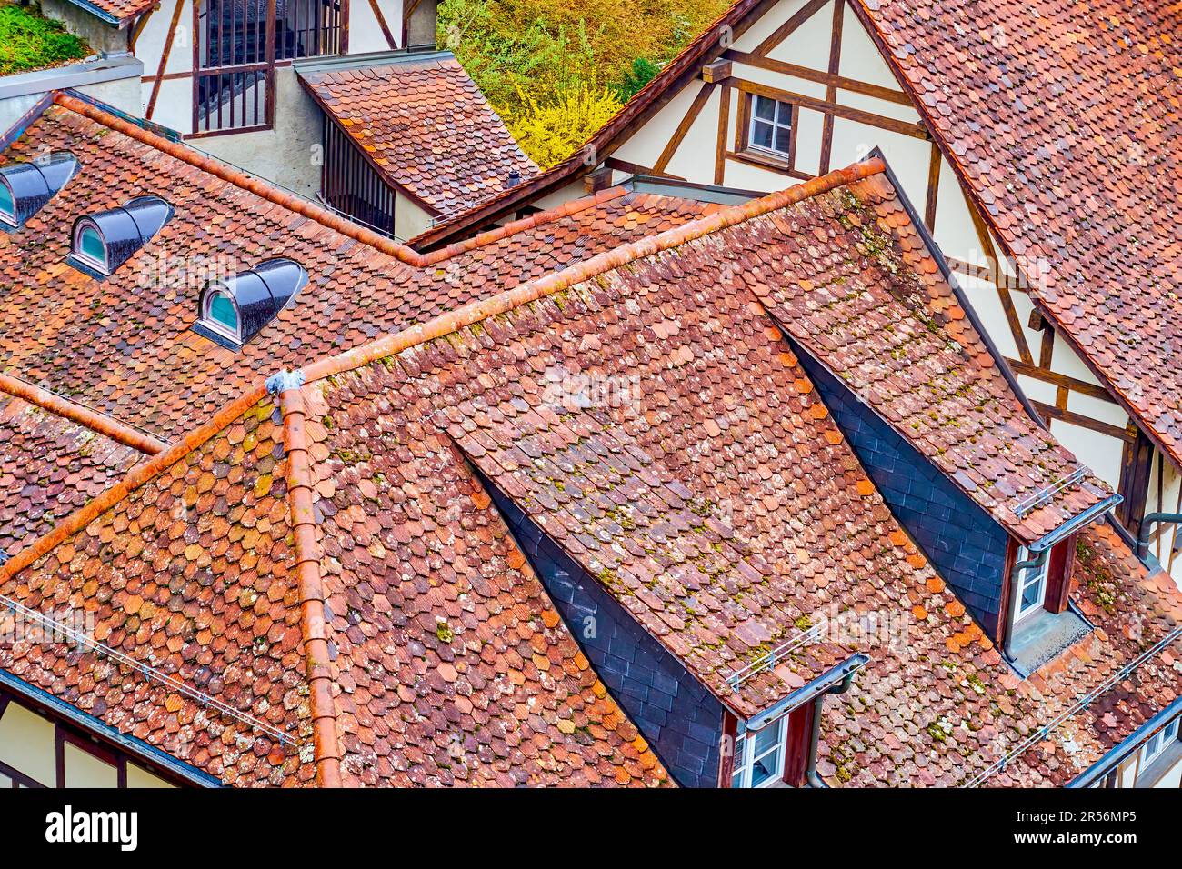 Case medievali tradizionali bernesi con tetti di tegole rosse, Svizzera Foto Stock