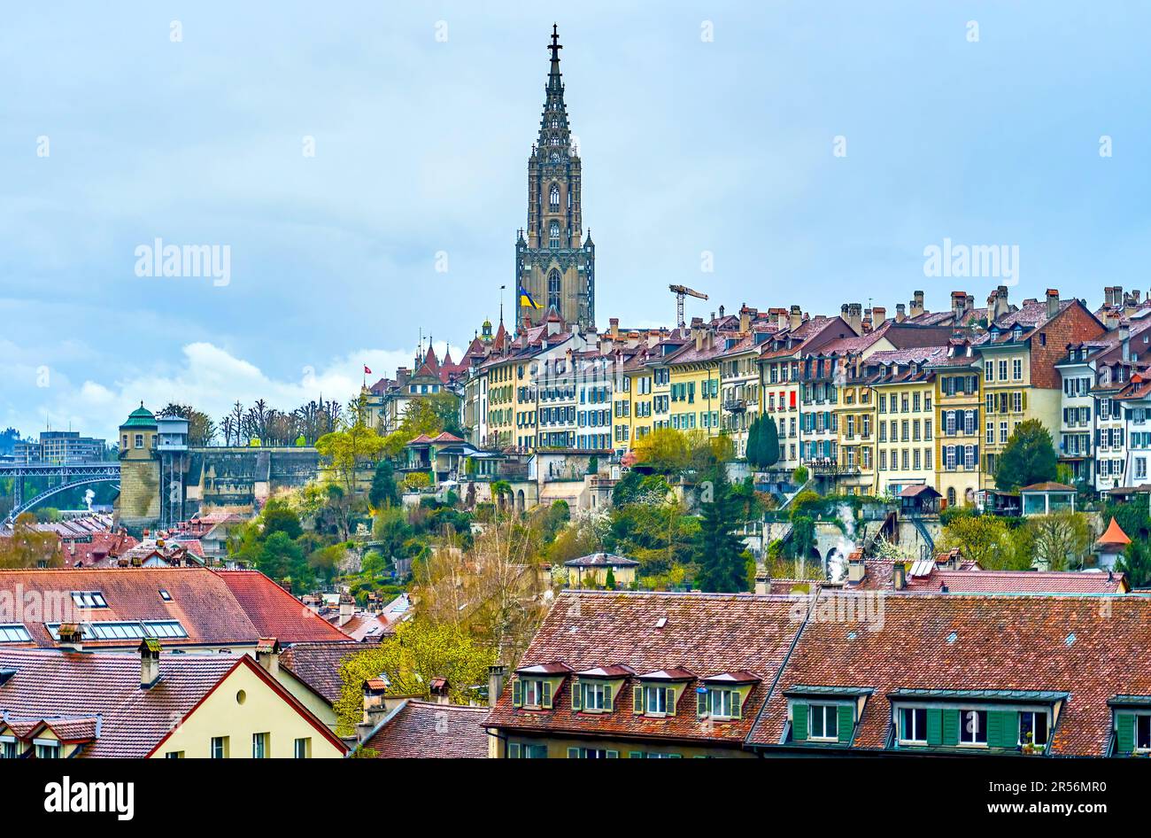 Tetti di tegole rosse di edifici storici nella vecchia Berna, Svizzera Foto Stock