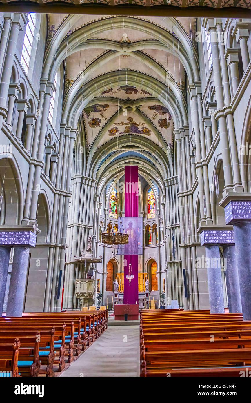 BERNA, SVIZZERA - 31 MARZO 2022: L'interno di St Chiesa di Pietro e Paolo con colonne doppie e decorazioni in pietra, il 31 marzo a Berna, Svizzera Foto Stock