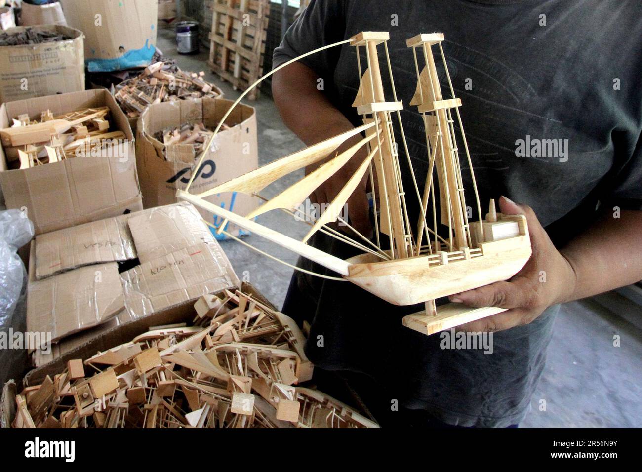(230601) -- KLATEN, 1 giugno 2023 (Xinhua) -- Un lavoratore fa una nave in miniatura Pinisi ad un workshop a Klaten, Giava Centrale, Indonesia, il 1 giugno 2023. Pinisi è un'iconica imbarcazione indonesiana tradizionale in legno, che proviene dalla provincia del Sulawesi meridionale. (Foto di Bram Selo/Xinhua) Foto Stock
