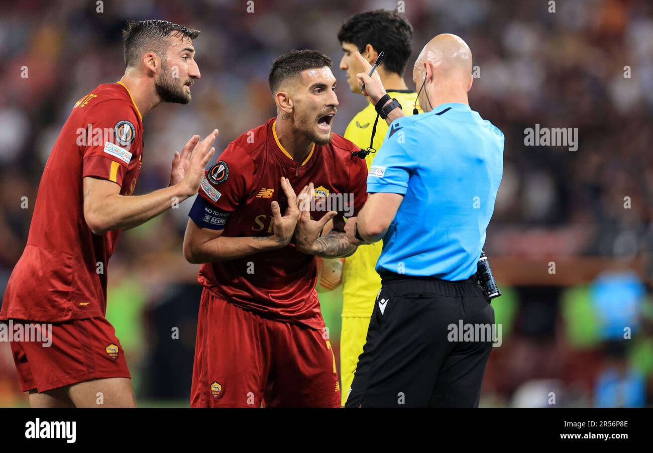 Budapest, 31 maggio 2023: L'arbitro inglese Anthony Taylor è circondato da giocatori Rom prima di passare al monitor VAR per rovesciarsi una decisione di penalità durante la finale di UEFA Europa League tra il Sevilla FC e COME Roma allo stadio Puskás Aréna di Budapest, il 31 maggio 2023. Photo by, Kredit: Gabriella Barbara, Alamy Live News Foto Stock