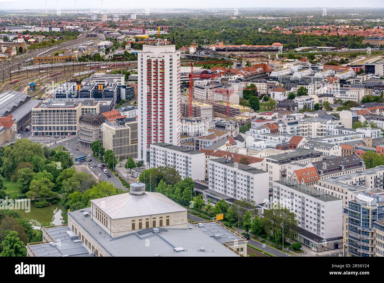 Viste aeree dalla Torre Panorama di Lipsia. La città è stata gravemente bombardata alla fine della seconda guerra mondiale, quindi la maggior parte di ciò che si può vedere è stata ricostruita da allora. Foto Stock