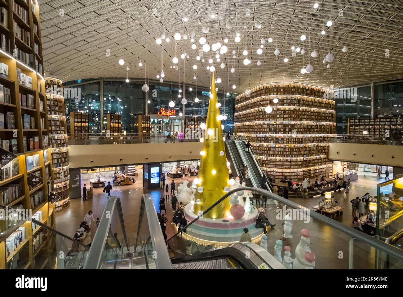 Seoul, Corea del Sud - 26 novembre 2019: La Starfield Library è una biblioteca pubblica permanente all'interno del centro commerciale Starfield COEX di Seoul Foto Stock