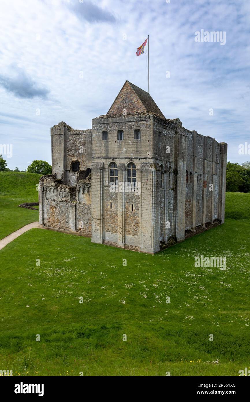 Castle Rising è un castello ben conservato in rovina a Norfolk, Regno Unito. Costruito nel XII secolo, il più famoso abitante era la regina Isabella Foto Stock