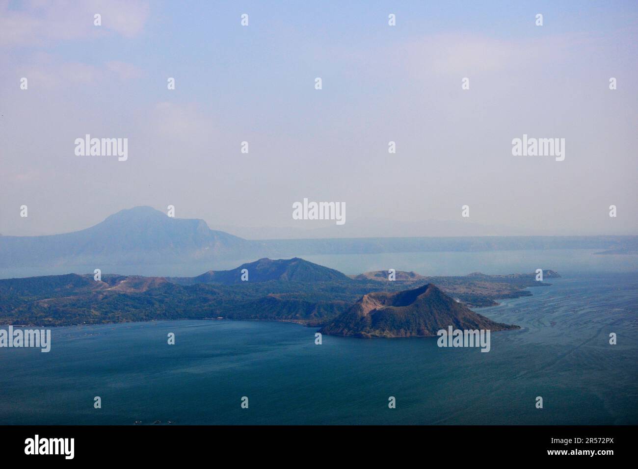 Filippine. Isola di Luzon. Lago Taal e vulcano Foto Stock