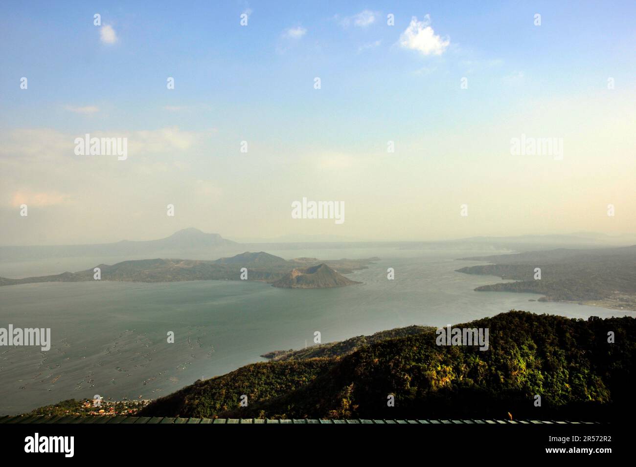 Filippine. Isola di Luzon. Lago Taal e vulcano Foto Stock