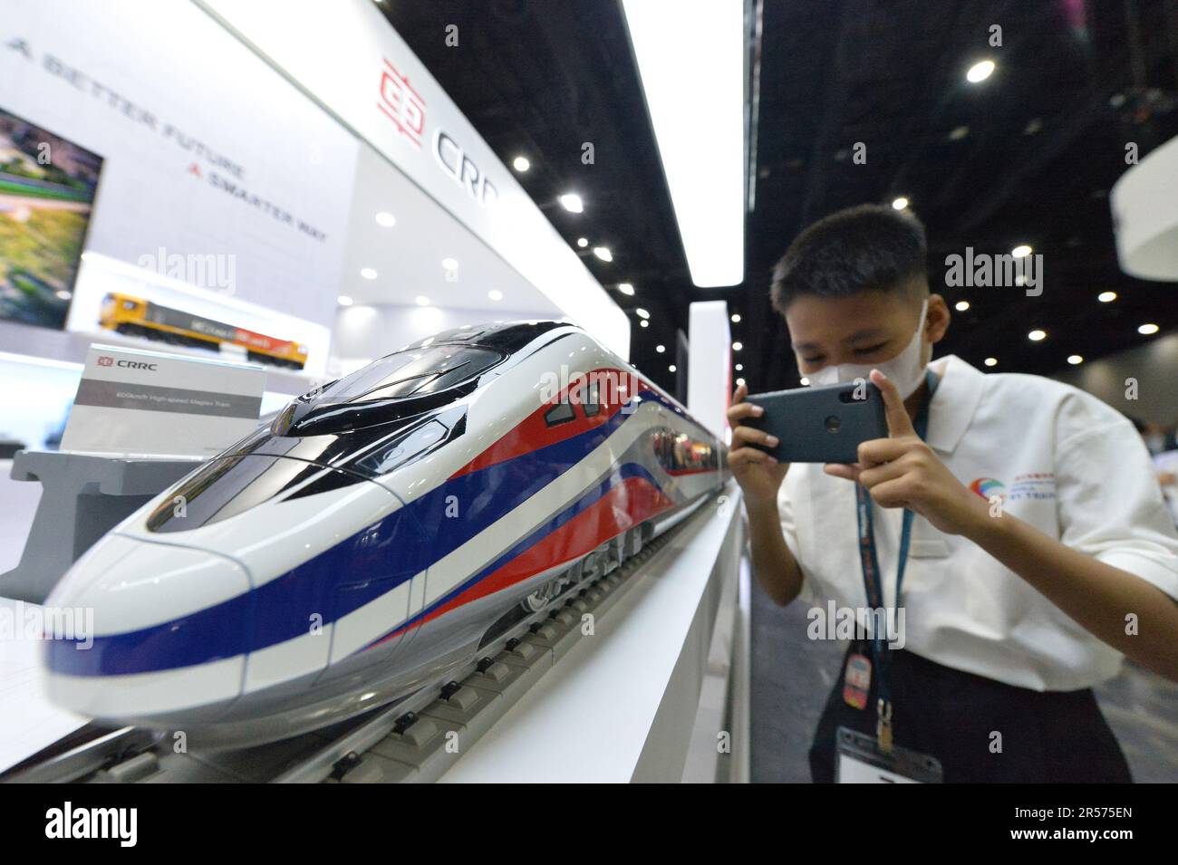 Bangkok, Thailandia. 31st maggio, 2023. Un bambino scatta foto dei modelli ferroviari di China Railway Rolling Stock Corporation (CRRC) durante la ferrovia Asia Pacific 2023 a Bangkok, Thailandia, il 31 maggio 2023. Durante la mostra, CRRC ha tenuto una serie di attività a tema "scoprire il mondo in treno", con diversi modelli di treni di produzione cinese. Credit: Rachen Sageamsak/Xinhua/Alamy Live News Foto Stock