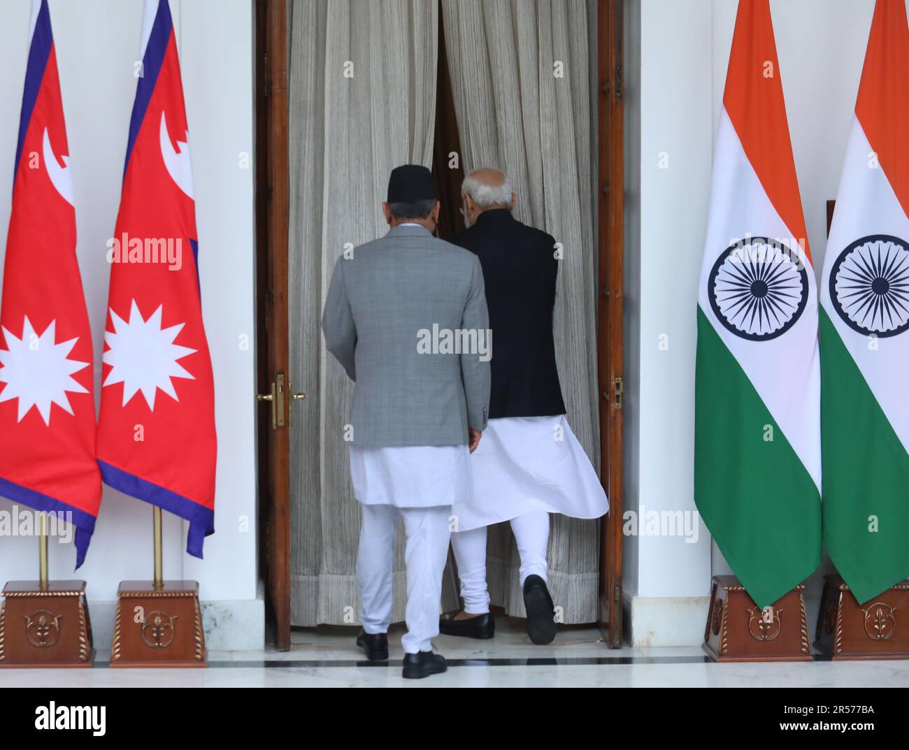 Nuova Delhi, India. 01st giugno, 2023. Il primo ministro indiano Narendra modi (a destra) con la controparte nepalese Pushpa Kamal Dahal (a sinistra) visto prima del loro incontro alla casa di Hyderabad. Pushpa Kamal Dahal è in una visita di quattro giorni questo Mercoledì. (Foto di Naveen Sharma/SOPA Images/Sipa USA) Credit: Sipa USA/Alamy Live News Foto Stock