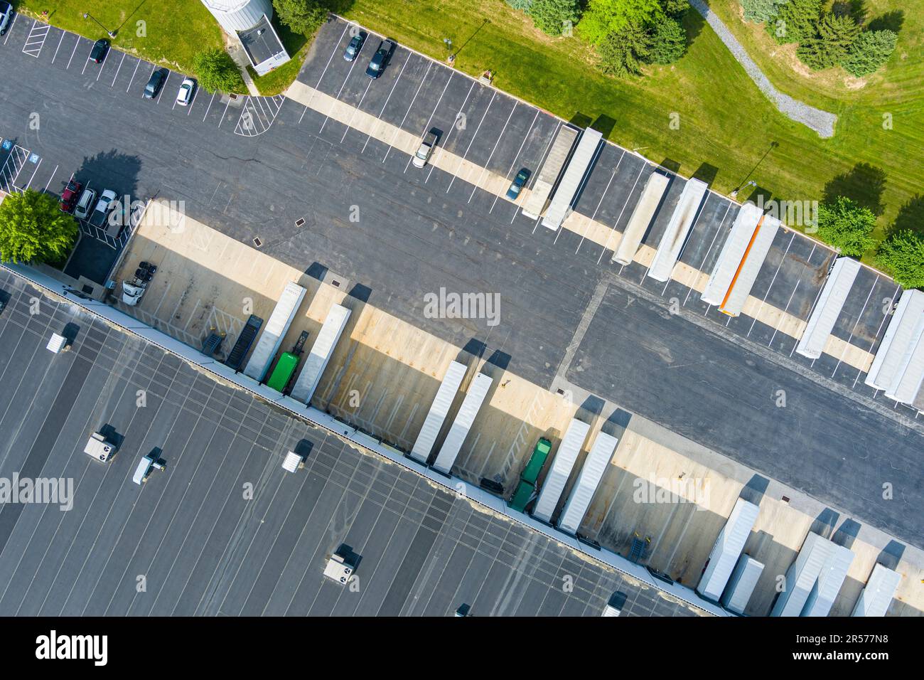 Vista aerea del centro di distribuzione con camion, Pennsylvania, USA Foto Stock