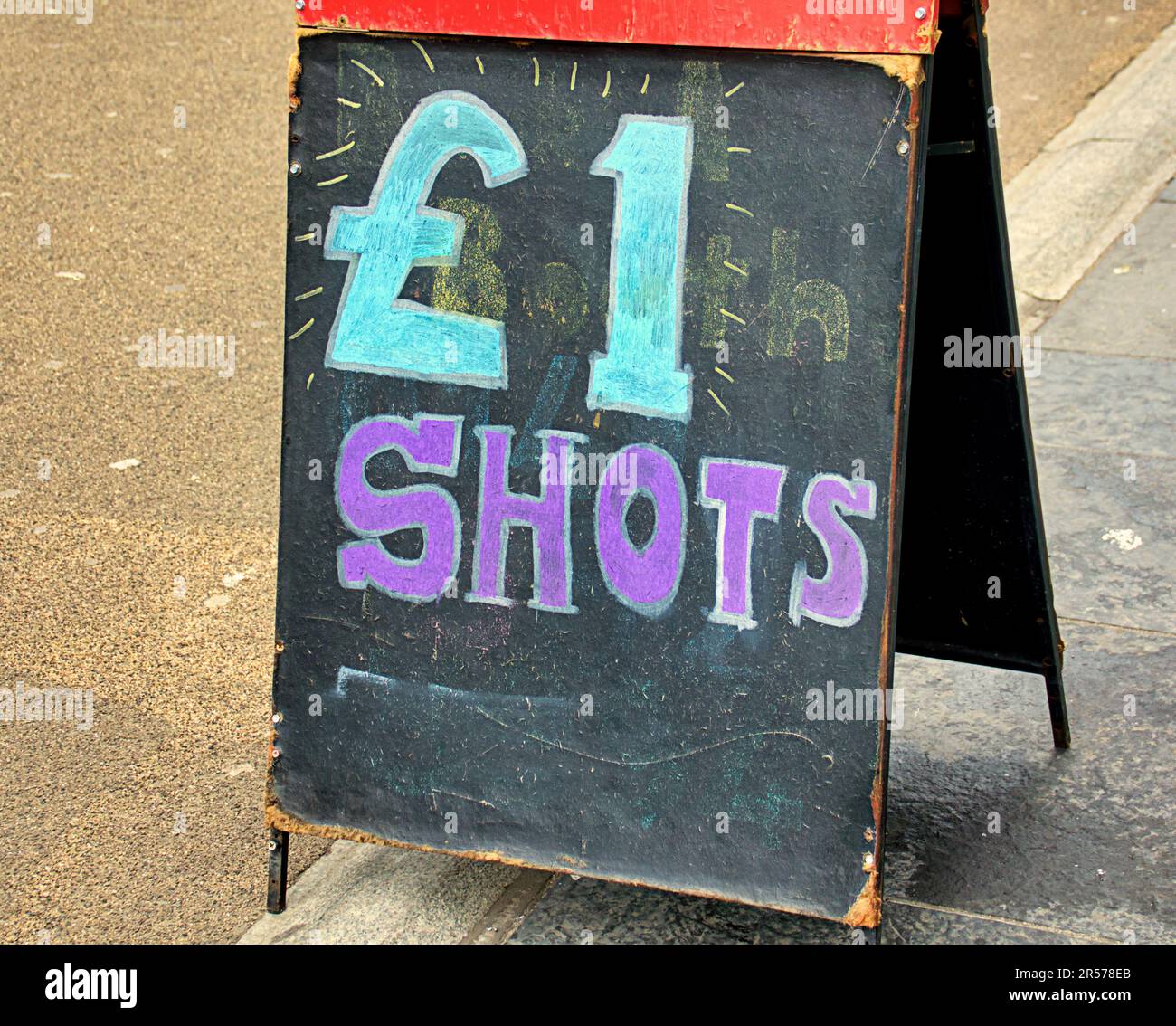 1 cartello da pub da un chilo di shot sul marciapiede Foto Stock