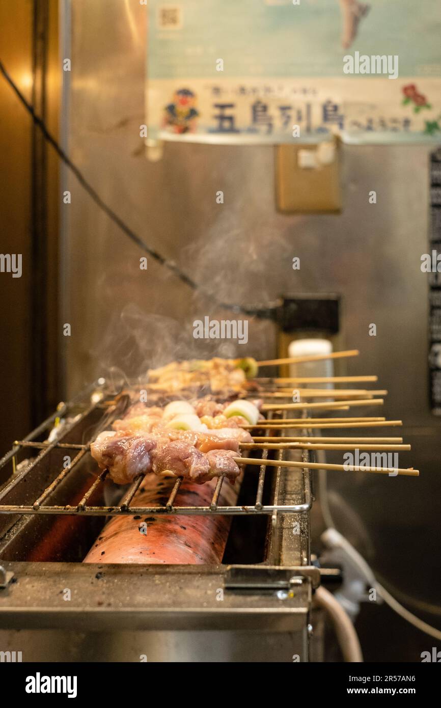 Yakitori essendo cucinati su una griglia, Omoide Yokocho, Shinjuku, Tokyo, Giappone Foto Stock