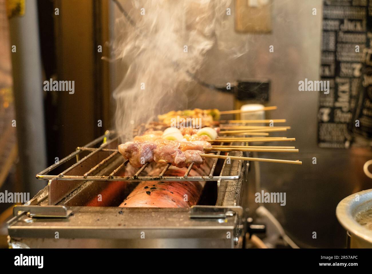 Yakitori essendo cucinati su una griglia, Omoide Yokocho, Shinjuku, Tokyo, Giappone Foto Stock